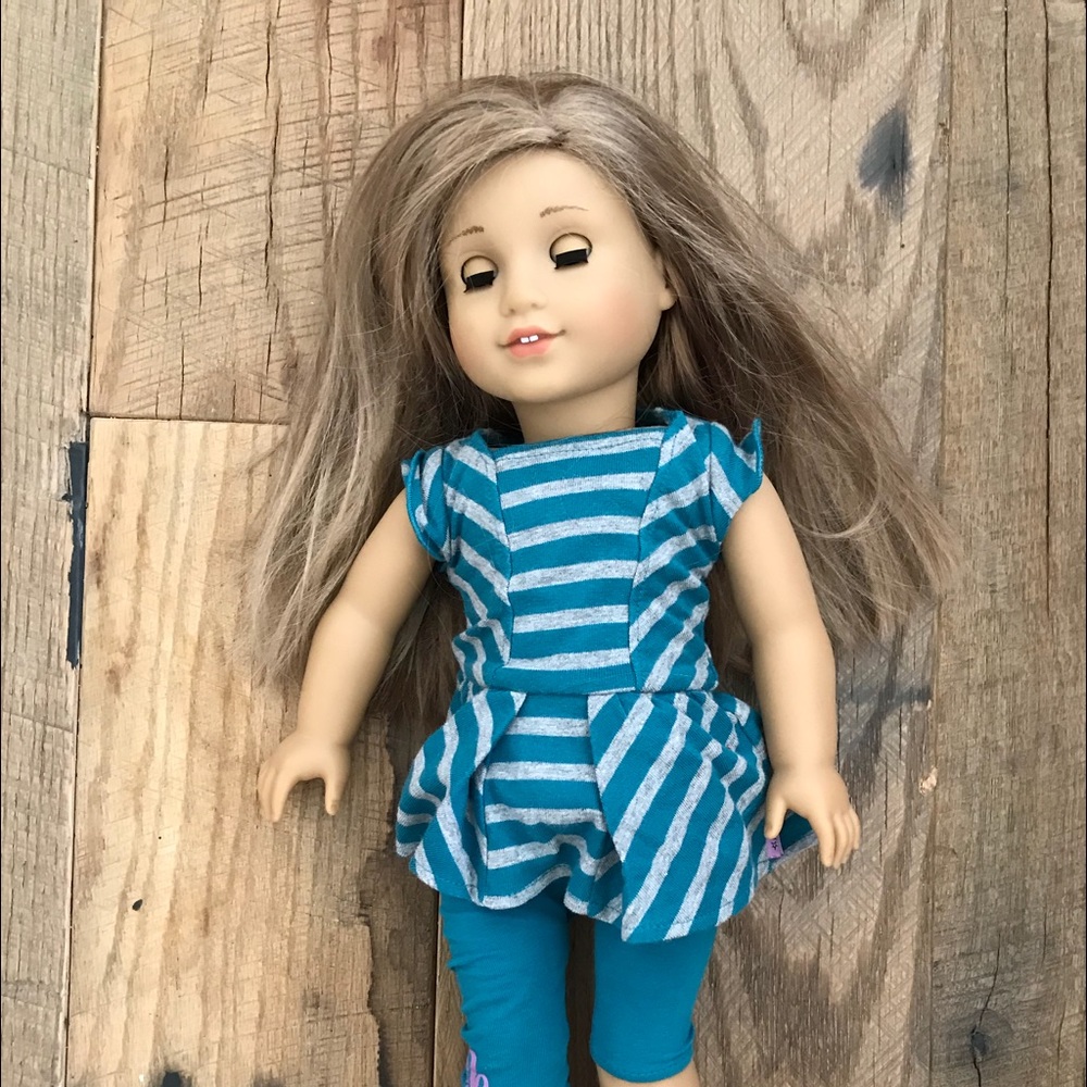 American Girl dolls, clothes, & bag to carry them